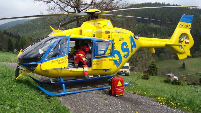 Záchranáři dítě přepravili vrtulníkem do nemocnice v Hradci Králové. (Ilustrační foto)
