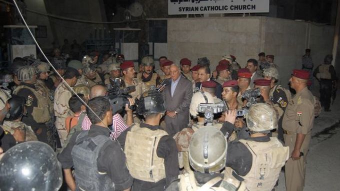 Irácký minsitr obrany hovoří před kostelem po skončení operace na osvobození rukojmích.