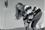 "Přelom padesátých a šedesátých let přinesl změny zejména v lyžařské módě a vybavení. Neforemné větrovky a pumpky vyrobené z přírodních tkanin nahrazují svetry rozmanitých vzorů a opravdovým hitem se stávají strečové kalhoty z nylonového vlákna, které poprvé představila v roce 1948 módní návrhářka Maria Bogner." Autorem snímků na této dvoustraně z knihy Naše hory, lyže, sníh je Vilém Heckel.