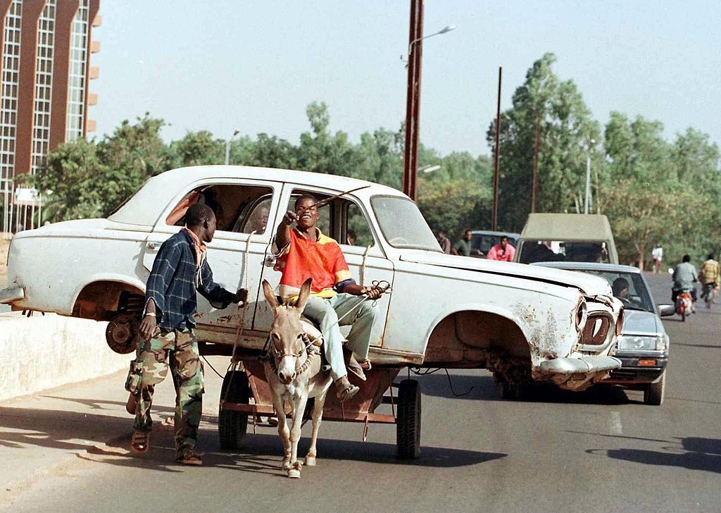 Ne pro články! Fotogalerie: Přetížení navzdory. Tak se v dopravě riskuje s nadměrným nákladem. / Burkina Faso