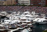 Plné tribuny a jachty, to je tradiční kolorit závodů F1 v Monaku.