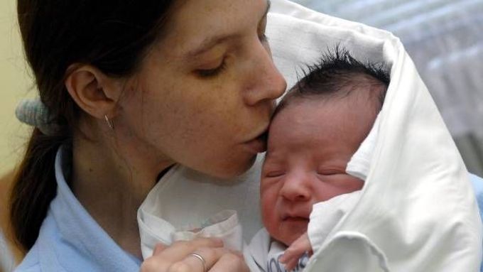 Maminka chová jedno z prvních dětí letošního roku v České republice, chlapečka Reného, který se narodil ve vyškovské porodnici v první minutě po silvestrovské půlnoci.