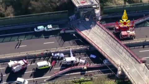 Italští záchranáři zveřejnili letecké záběry zříceného mostu na italské dálnici