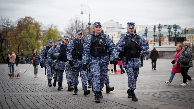 Příslušníci Ruské národní gardy zvané Rosgvardia. Garda nahradila někdejší Vojska ministerstva vnitra a zodpovídá se přímo prezidentovi Vladimiru Putinovi.