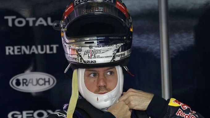 Sebastian Vettel vyjede z první řady spolu s Lewisem Hamiltonem
