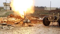 Bojovník Svobodné syrské armády střílí na pozice Islámského státu v provincii Aleppo. Svobodná syrská armáda bojuje jak proti Asadovu režimu, tak proti Islámskému státu.
