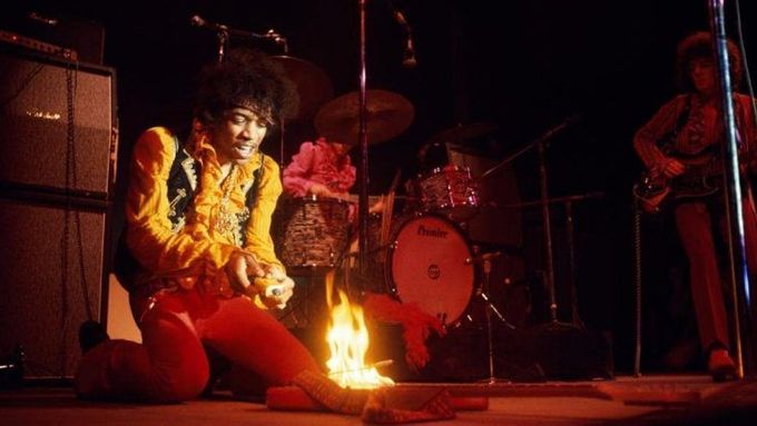 Jimi Hendrix pálí kytaru na festivalu v Monterey, 1967.