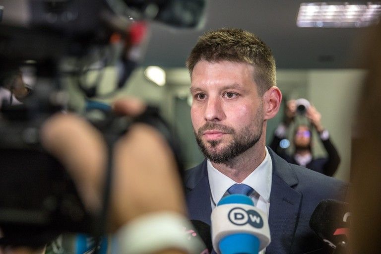 Michal Šimečka odpovídá na dotazy novinářů ve štábu Progresivního Slovenska.