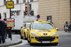 Válka pražských taxikářů o titul nejlevnější služby vyústila v soud, ten prověřuje i klamání klientů