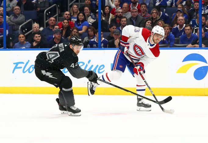 NHL 2019/20, Tampa Bay - Montreal: Jan Rutta (v černém) a Max Domi.
