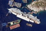 Alessandro Bianchi / srpen 2013: Letecký pohled na výletní loď Costa Concordia, která ztroskotala poblíž italského ostrova Giglio. Přes 4000 lidí, nacházejících se na palubě, muselo být evakuováno. Při ztroskotání lodi zemřelo 32 osob.