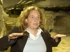 Umělecká historička Jana Maříková-Kubková ukazuje vykopávky pod třetím nádvořím Hradu