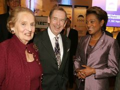 Václav Havel among women - US Secretary of State Madeleine Albright (left) and Canada´s Governor General Michaëlle Jean