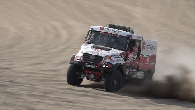 Aleš Loprais dojížděl první etapu Rallye Dakar 2019 s poškozenou pneumatikou. Mezi kamiony skončil jako nejlepší z Čechů na osmém místě.