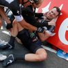 Mark Cavendish upadl v cíli první etapy Tour de France 2014