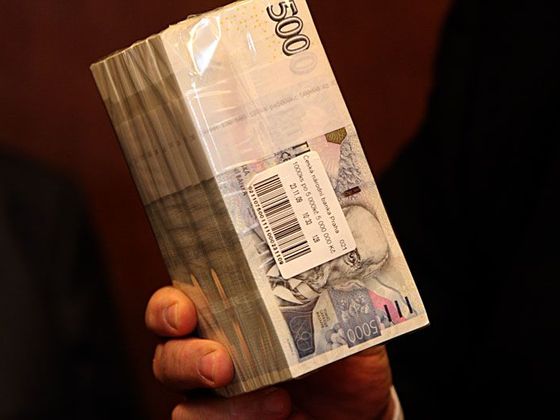 Čtěte také Peníze - ČNB vydala inovovanou 5000 Kč bankovku