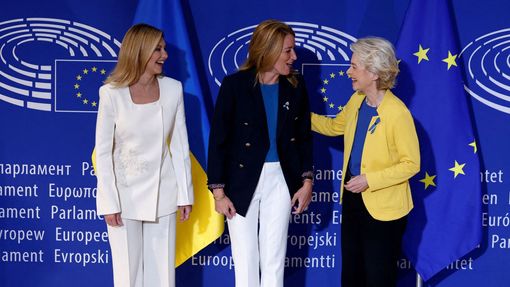 Zleva: ukrajinská první dáma Olena Zelenská, předsedkyně Evropského parlamentu Roberta Metsolaová a šéfka Komise Ursula von der Leyenová.