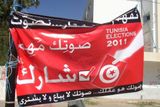 K volbám přišlo devadesát procent Tunisanů. Podobně jako Čechů a Slováků při volbách v roce 1990 (Sídí Bú Zíd, centrální Tunisko).