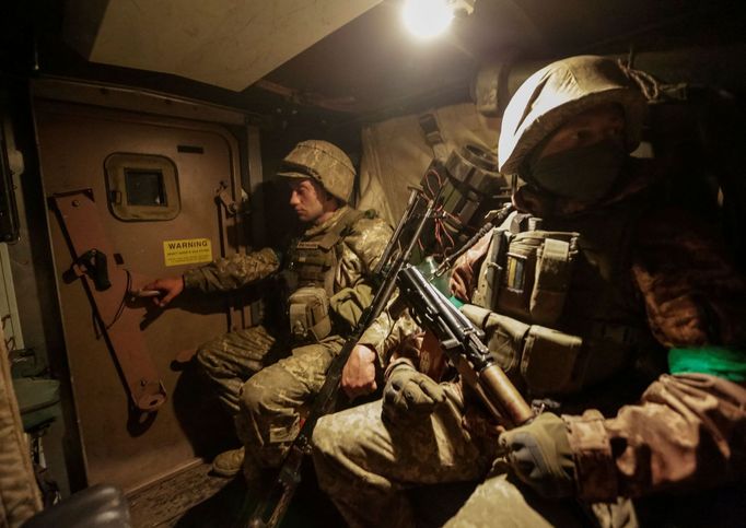 Ukrajinští vojáci v obrněném vozidle australské výroby Bushmaster.
