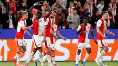 Youssoupha Mbodji se spoluhráči slaví druhý gól v zápase Slavia - Bodö/Glimt v Lize mistrů