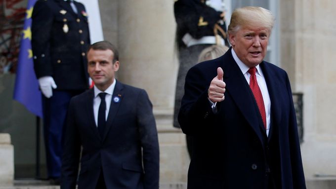 Donald Trump odchází z Elysejského paláce po schůzce s francouzským prezidentem Macronem.