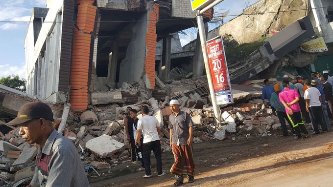 Lidé si prohlížení následky zemětřesení, které zasáhlo Indonésii,