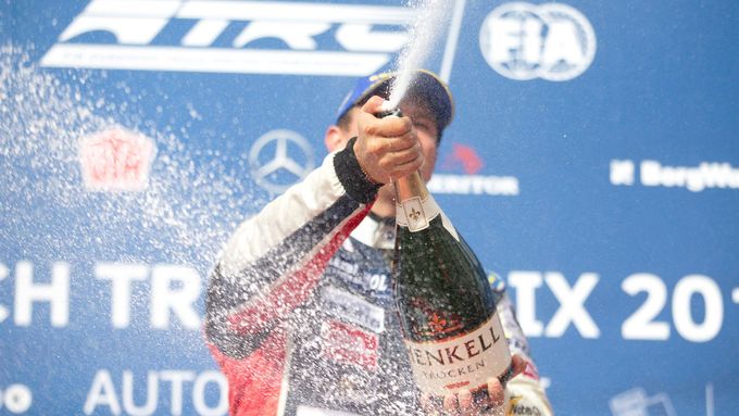 Adam Lacko si v Mostě na stupních vítězů užil sprchu šampaňským.