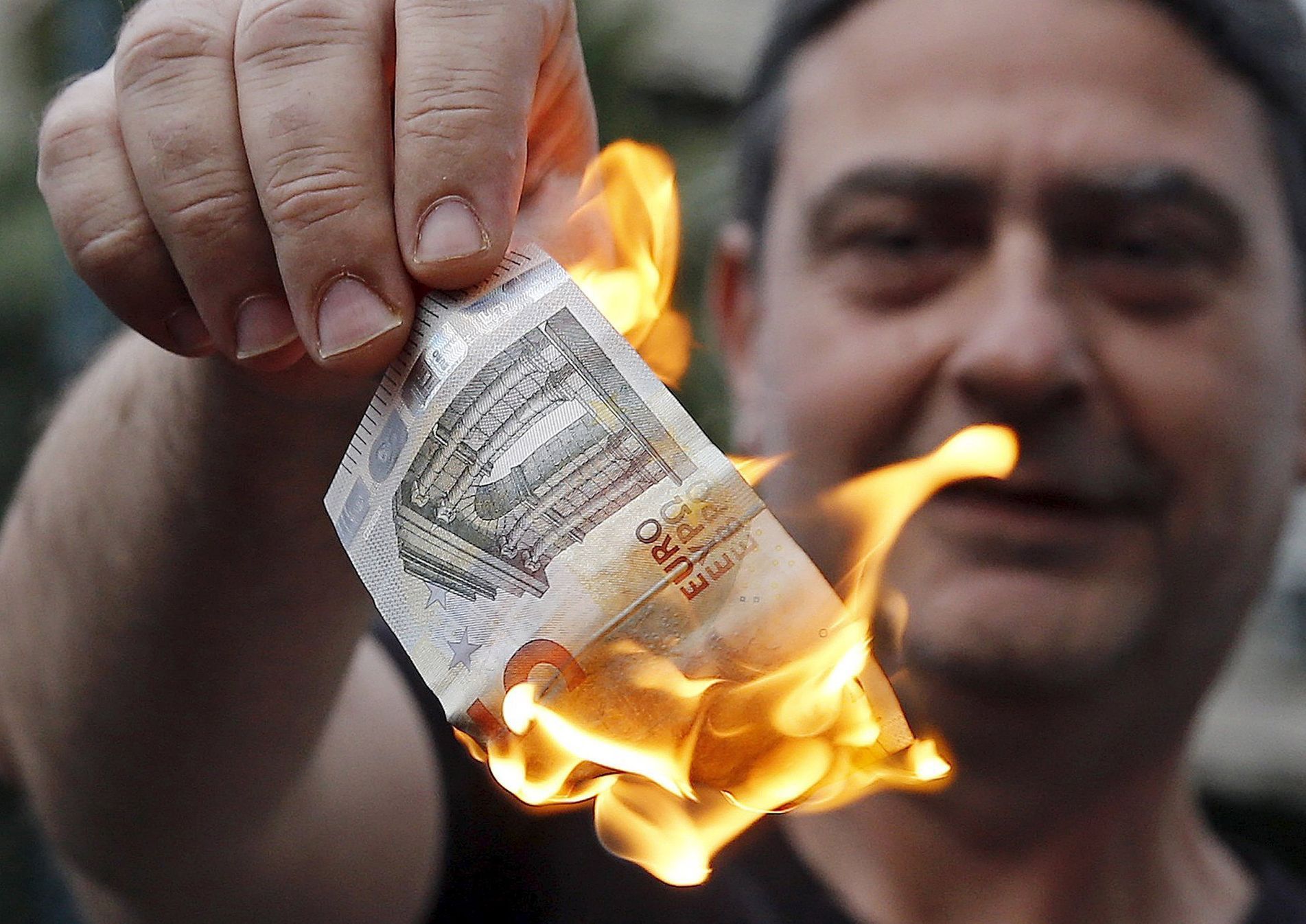 Pálení eur v Aténách
