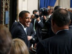 Obama dokončil projev a v uvolněné atmosféře se na ochodu z historické budovy Federal Hall na Wall Street zdravil s novináři a příznivci.
