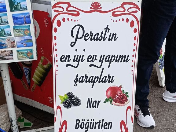 Turci v Černé Hoře většinou podnikají v turistickém ruchu a v pohostinství, na krámcích a restauracích jsou všude turecké nápisy a turečtinu je slyšet na každém kroku.