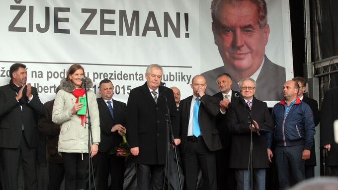 Prezident Zeman se při akci na Albertově obklopil zejména svými příznivci.