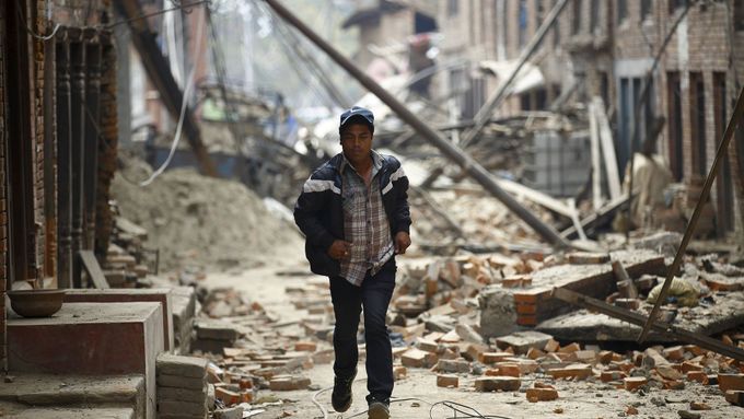 Záchranné práce po zemětřesení v Káthmándú.