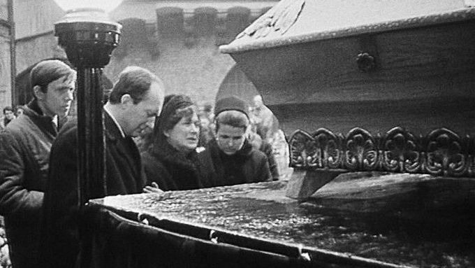 25. 2. 1969: Pohřeb Jana Palacha (uprostřed maminka Libuše, druhý zleva bratr Jiří). Palachovy ostatky se poté stěhovaly - v roce 1973 z pražských Olšan do Všetat a pak v roce 1990 opět na Olšany.