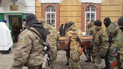 Ukrajinští vojáci pochovávají jednoho ze svých kolegů.