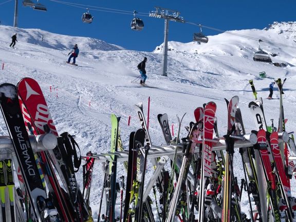 Lyžařské vybavení si lze půjčit v areálu, jednodenní skipas stojí 56 eur a do lyžařských areálů se dá dostat speciálním skibusem. 