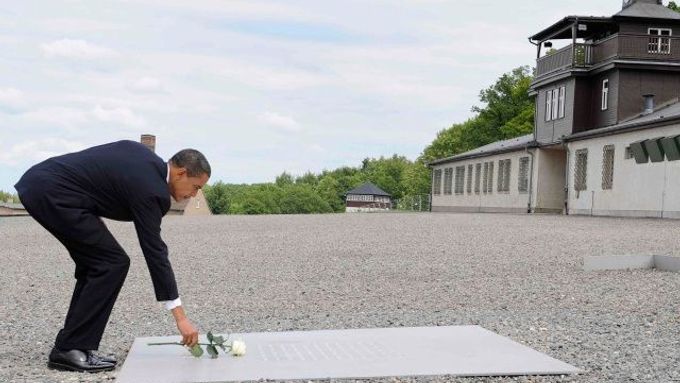 Obama klade bílou růži v Buchenwaldu. V bývalém koncentračním táboře zemřelo 56 tisíc lidí, většinou Židé.