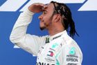 Lewis Hamilton z týmu Mercedesu slaví vítězství ve Velké ceně Ruska formule 1 2019