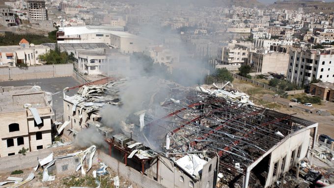 Trosky budovy po náletu v Saná.