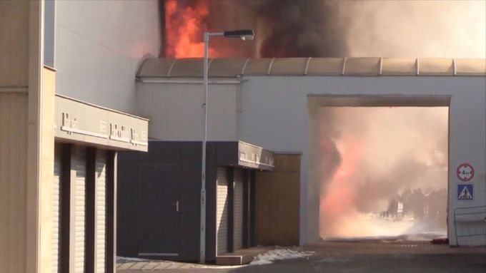 Část výstaviště v pražských Letňanech pohltily plameny, hasiči evakuovali 200 lidí