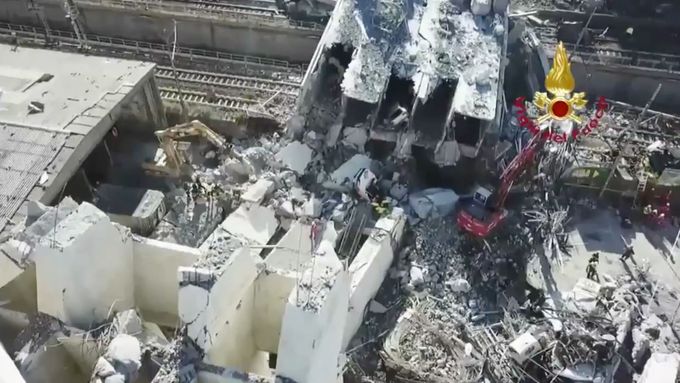 Záběry z dronu. Italští hasiči natočili místo tragédie z výšky