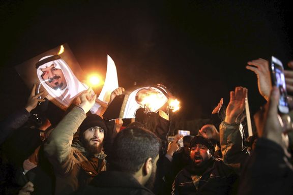 Protesty před teheránskou ambasádou Saúdské Arábie. 