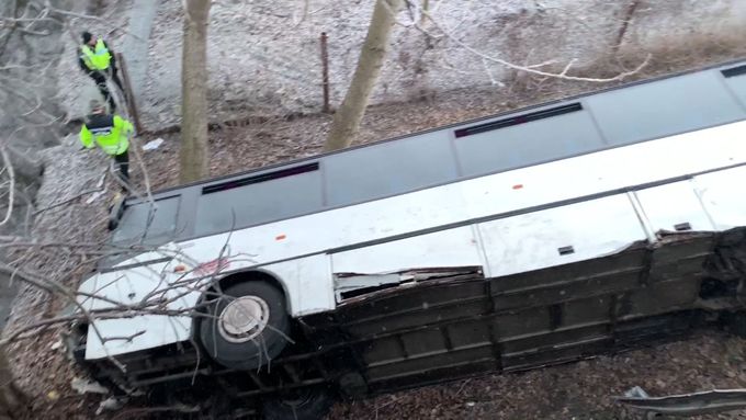 Autobus spadl v Mělníku z desetimetrového srázu. Tři lidé se zranili.