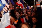Podporovatelé Emmanuela Macrona se radují z vítězství.