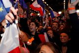 Podporovatelé Emmanuela Macrona se radují z vítězství.