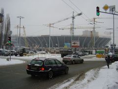 Nový prezident bude muset také dohlédnout na přípravy Eura 2012. Fotbalového Mistrovství Evropy, které Ukrajina pořádá společně s Polskem. Výstavba stadionů je zatím ve skluzu, na snímku rekonstruovaný Olympijský stadion v Kyjevě, kde by se mělo hrát finále.
