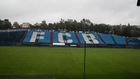 Jenže při příchodu na tribuny se naplno projeví smutný fakt - stadion chátrá.