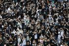 V Hongkongu se střetli demonstranti s policií, tisíce jich zablokovaly parlament