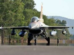 Izraelský bojový letoun po návratu z mize v Libanonu.