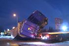 Dopravu v celém Česku komplikuje sníh, nehoda kamionu uzavřela E55 v Budějovicích