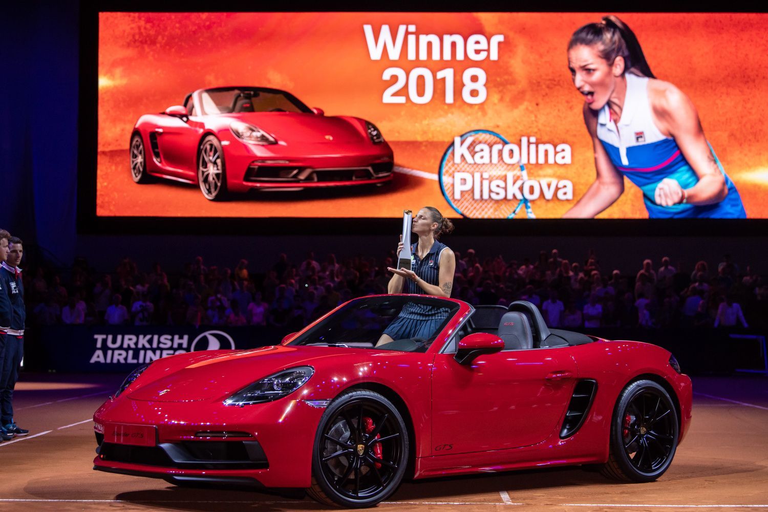 Karolín Plíšková sedí v Porsche 718 Boxster GTS, které vyhrála na turnaji ve Stuttgartu 2018